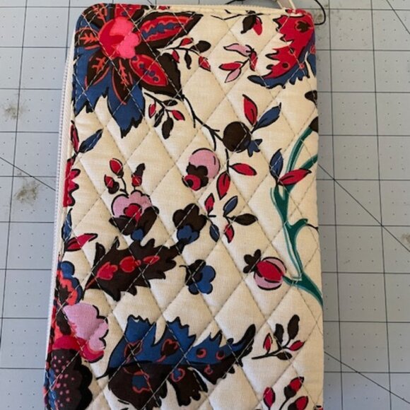 Vera Bradley Women's Outlet Cotton Family Travel Wallet NWT Vineyard Floral - Picture 3 of 5